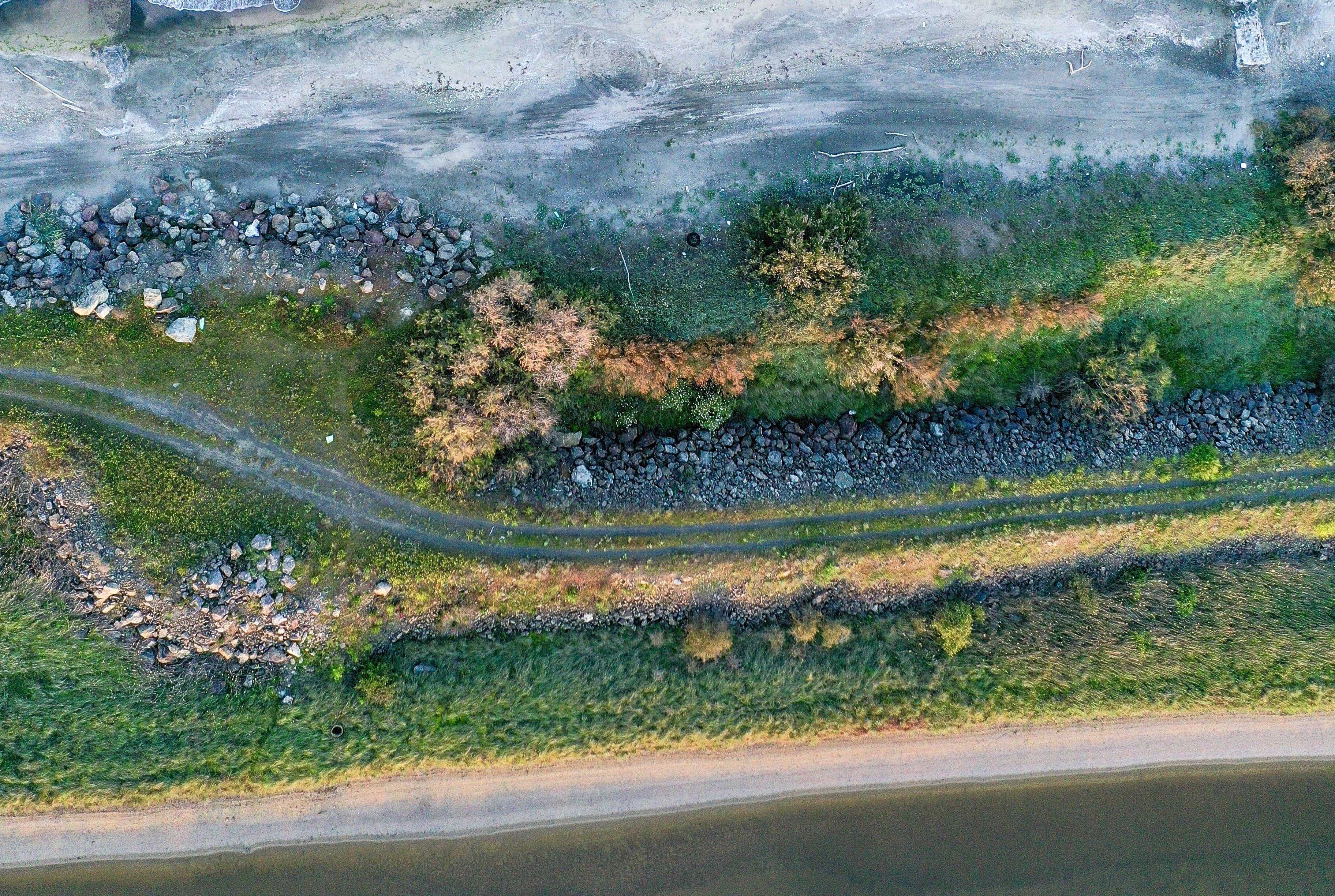narrow shore